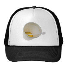 Disponibel kopp med något kaffe trucker keps