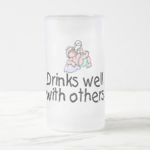 Drinkar väller fram med andra mugg