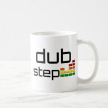 Duben kliver musik med den stereo- utjämnaren kaffe kopp