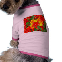 Dynamiskt blom- tryck hund t-shirt