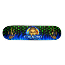 Eduardo skalleblått avfyrar och flammar skateboard