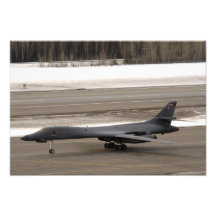 En B--1BLancer utför ett handlag - och - går Foto