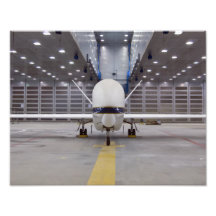 En bekläda beskådar av ett obemannat flygplan för  konstfoto