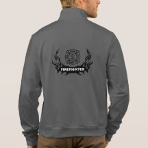 En brandman tatuerar T-tröja