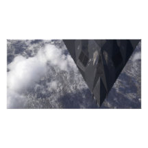 En F--117ANighthawk flyger kick över mountaien Fotokonst