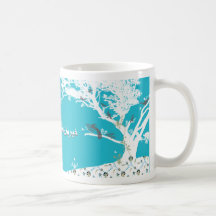 En fågel i räcka kaffe muggar