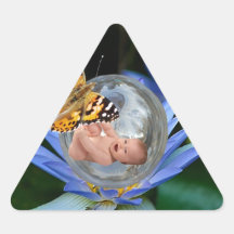 En gullig bebisliljafjäril bubblar triangle stickers