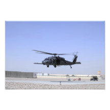 En HH-60G stenlägger höken som tar av från lägret  Fotografier