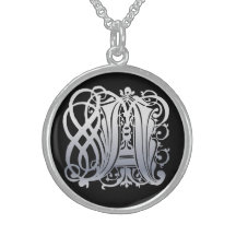 En initial Monogram "silversnöre på svart" halsban