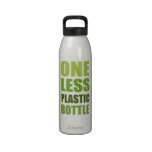 En mindre plast- flaska vattenflaskor