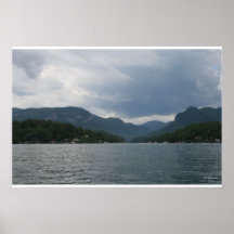 En molnig dag på Lakedragtryck Posters