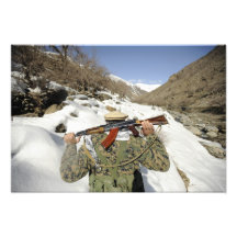 En Mujahadeen vakt går med US-militärmembe Fotografiskt Tryck