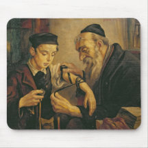 En rabbin som binder phylacteriesna till armen av  mus mattor
