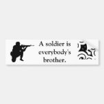 En soldat är everybodys brother.en bildekal