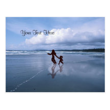 Enorm Silhouettemor & dotter på stranden Vykort