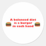 Ett allsidigt bantar är en hamburgare i varje räck runda klistermärken