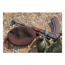 Ett gevär, militär täcker och kantinen konstfoto