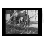 Eugene Lefebvre som placeras på hans flygplan 1909 Hälsnings Kort