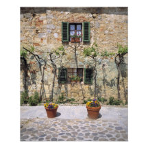 Europa italien, Monteriggioni. Ett stenhus är Konstfoto
