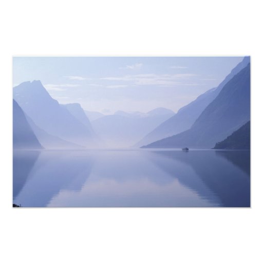 Europa norge. Vertikala väggar reflekterade in Fotografier