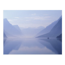 Europa norge. Vertikala väggar reflekterade in Vykort