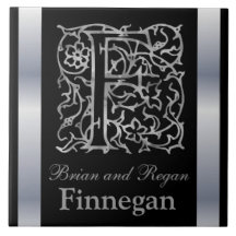 F-monogramen och namn "Besque på svart" keramiskt  Keramiska Plattor