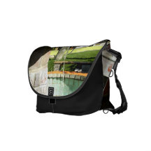 Fallande vatten från en fontän messenger bag