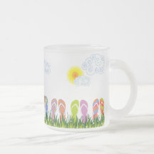 Färgrik sommarflinflip flops som är rolig i solträ kaffe koppar