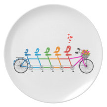 färgrik tandem cykel med den gulliga fågelfamiljen dinner plate