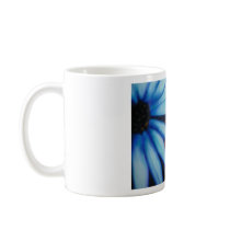 Färgrika blommor rånar kaffe muggar