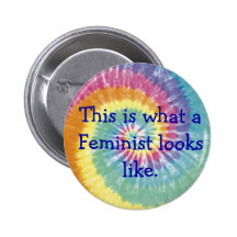 Feministen klämmer fast knappar med nål