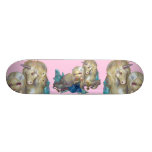 Fiona och hästen för UnicornSKATEBOARDfantasi