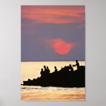 Fiska på solnedgången posters