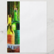 Flaskor av vin nära fönster flygblad