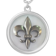 Fleur de lis på vit halsband