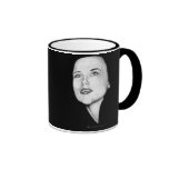 Flicka som framåtriktat tittar kaffe kopp