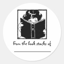 Flicka som kikar över book~ från bokbuntarna av… rund klistermärke