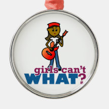 Flicka som leker gitarren julgranskulor