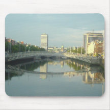 Floden Liffey i den Dublin staden centrerar Musmattor