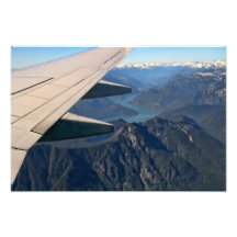Flygplan som flyger över rocky mountains konstfoto