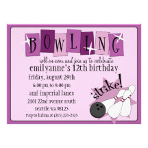 Födelsedag för bowling för lila- & plommonlilor to personliga inbjudningskort