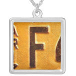 För registreringsskyltvintage för brev F halsband