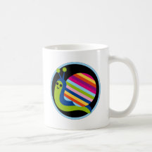 Förtjusande färgrika randiga snigelgåvor och utsla kaffe mugg