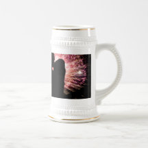 Fyrverkerier kopplar ihop den kyssande silhouetten kaffe muggar