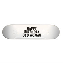 Gammal kvinna för grattis på födelsedagen anpassad skate board