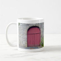 Gammal röd dörr mot en gammal stenvägg kaffe muggar