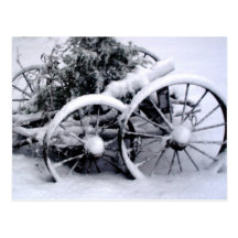 Gammalt vagnshjul i det lantliga fotoet för vinter vykort