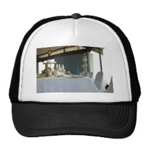 Gifta sig bord med champagne och choklader trucker kepsar