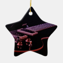 Gitarren avbildar prydnaden julgranskula
