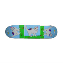 Grå färgkattunge och fjäril skate board